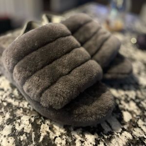 Womens UGGs slippers SIZE 7